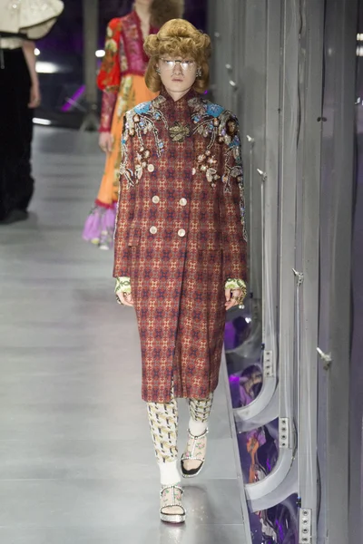 Look 60